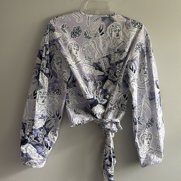 Baum und Pferdgarten tattoo blue white print tie wrap blouse - Picture 6 of 9